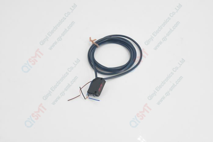 Photoelectric sensor with built-in amplifier